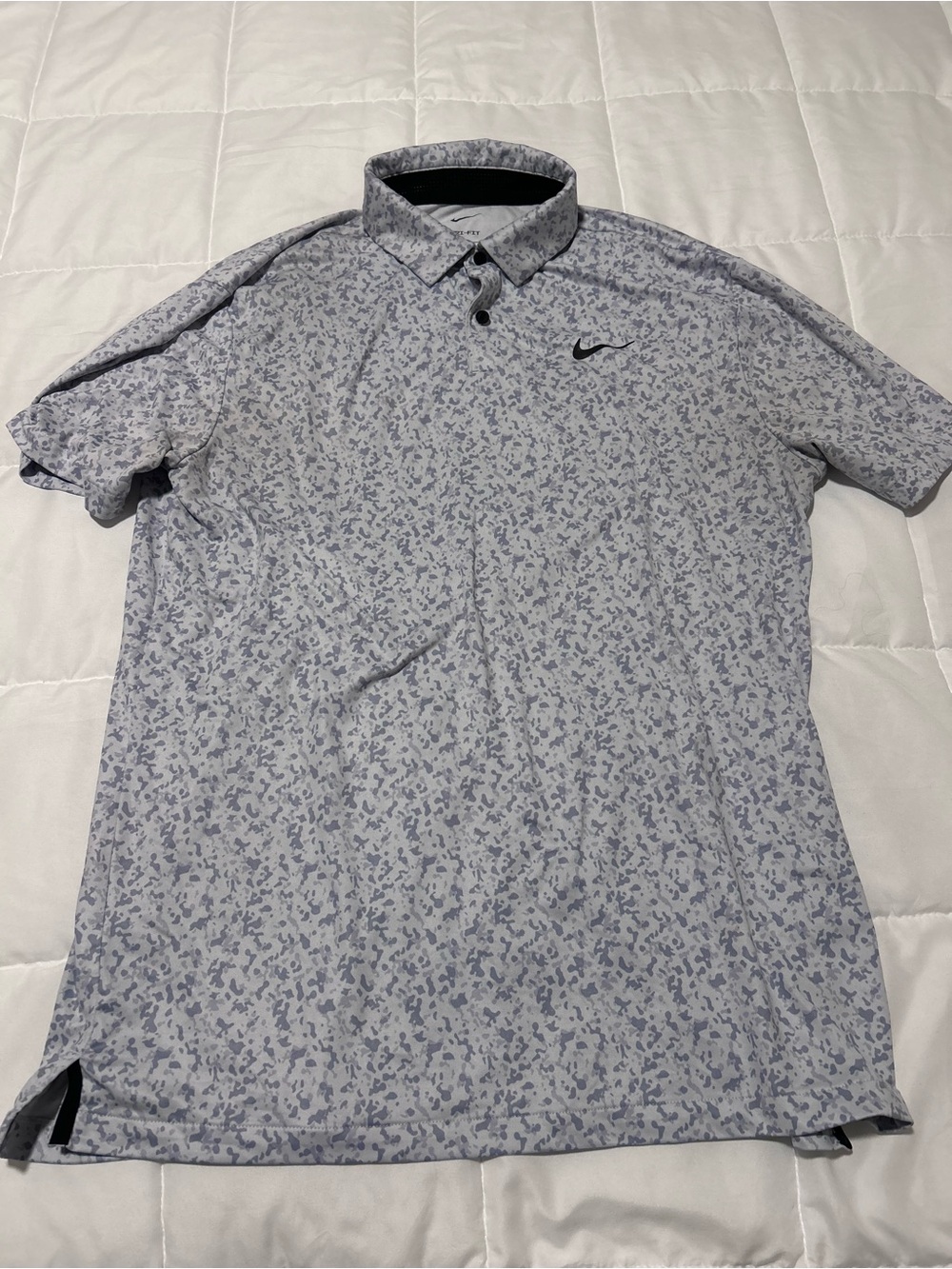 Nike Men’s Light Gray Printed Polo with Subtle Pattern